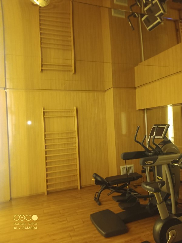 Installation d'un plafond miroir dans une salle de sport d'un hôtel à Caen