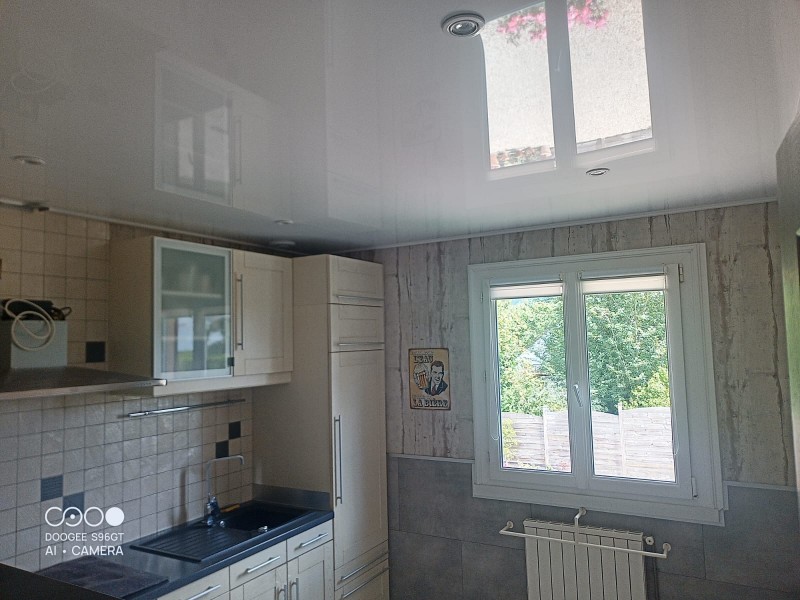 Plafond tendu satiné avec des spots leds intégrés dans une cuisine sur Le Havre 76600