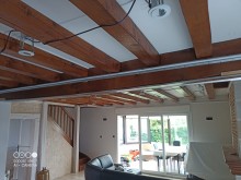 Cacher des poutres apparentes dans un salon avec l'installation d'un plafond blanc à Evreux